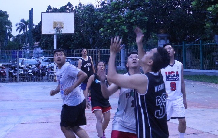 Aksi Awwe (kiri) saat dilapangan