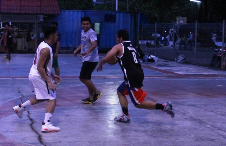 Aksi Awwe (tengah) saat bermain dengan komunitas monday Stweetball