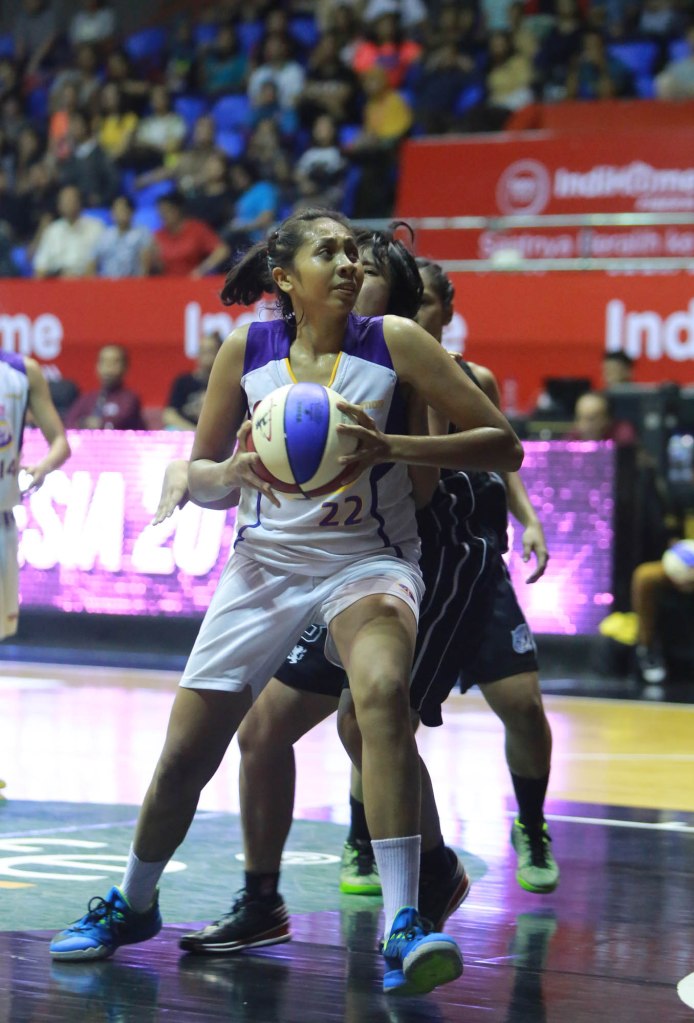 Center Surabaya Fever Gabriel Sophia saat berlaga melawan Merah Putih Predators Jakarta dalam semifinal IndiHome WNBL Indonesia Championship Series 2015 di Hall Basket Senayan, Jakarta, Rabu (65).