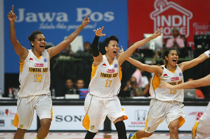 Ekspresi para pemain Tomang Sakti Mighty Bees Jakarta, Jacklien Ibo (kiri), Wulan Ayu Ningrum, dan Marina usai menang tipis di grand final championship series musim lalu di GOR UNY, Yogyakarta.