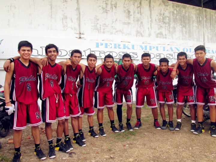 Muhammad Faldhy bersama team Basket Pidie