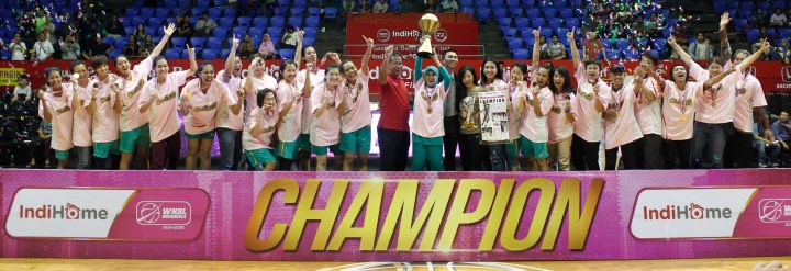 Surabaya Fever meraih gelar Champion IndiHome NBL Indonesia 2014-2015 setelah mengalahkan Sahabat Wisma Sehati Semarang di Hall Basket Senayan, Jakarta, Jumat (8/5).