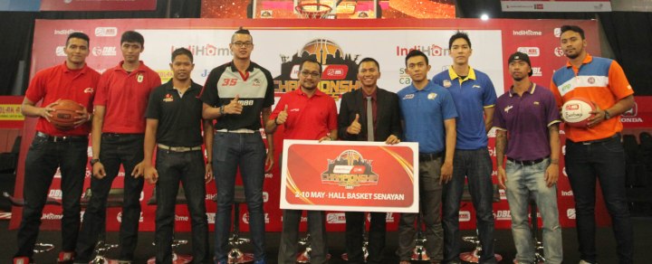 Dari kiri, Galank Gunawan (Garuda), Ruslan (Stadium), Andrie Ekayana (Hangtuah), Kristian Liem (Aspac), Dwi Pratomo Juniarto (GM Witel Jakarta Barat PT Telkom Indonesia), Azrul Ananda (Commissioner NBL Indonesia), Gian Gumilar (Bandung Utama), Rony Gunawan (Satria Muda), Mario Wuysang (CLS Knights), Adhi Pratama (Pelita Jaya) seusai press conference IndiHome NBL Indonesia 2014-2015 di Hall Basket Senayan, Jakarta, Jumat (1/5/2015).