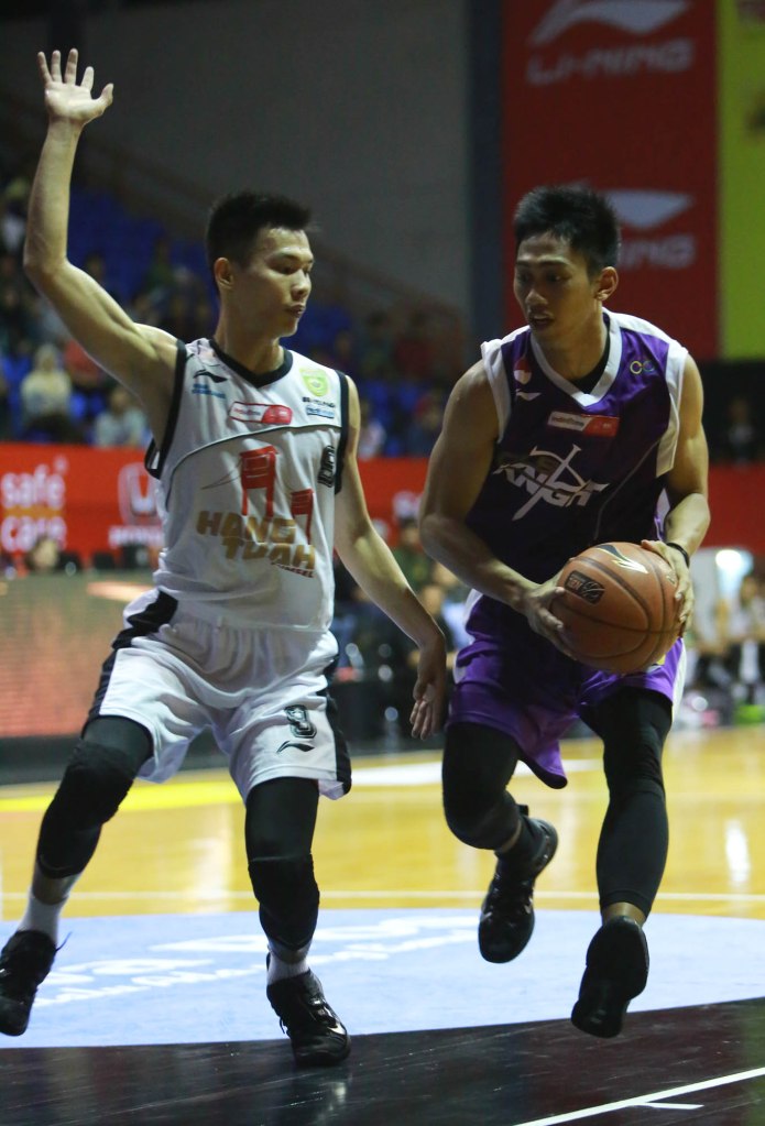 Shooting guard CLS Knights Surabaya A.A.Ngurah Wisnu Budhidarma S (kanan) melewati penjagaan Suhandy dalam laga IndiHome NBL Indonesia Championship Series 2015 di Hall Basket Senayan, Jakarta, Selasa (5/5).