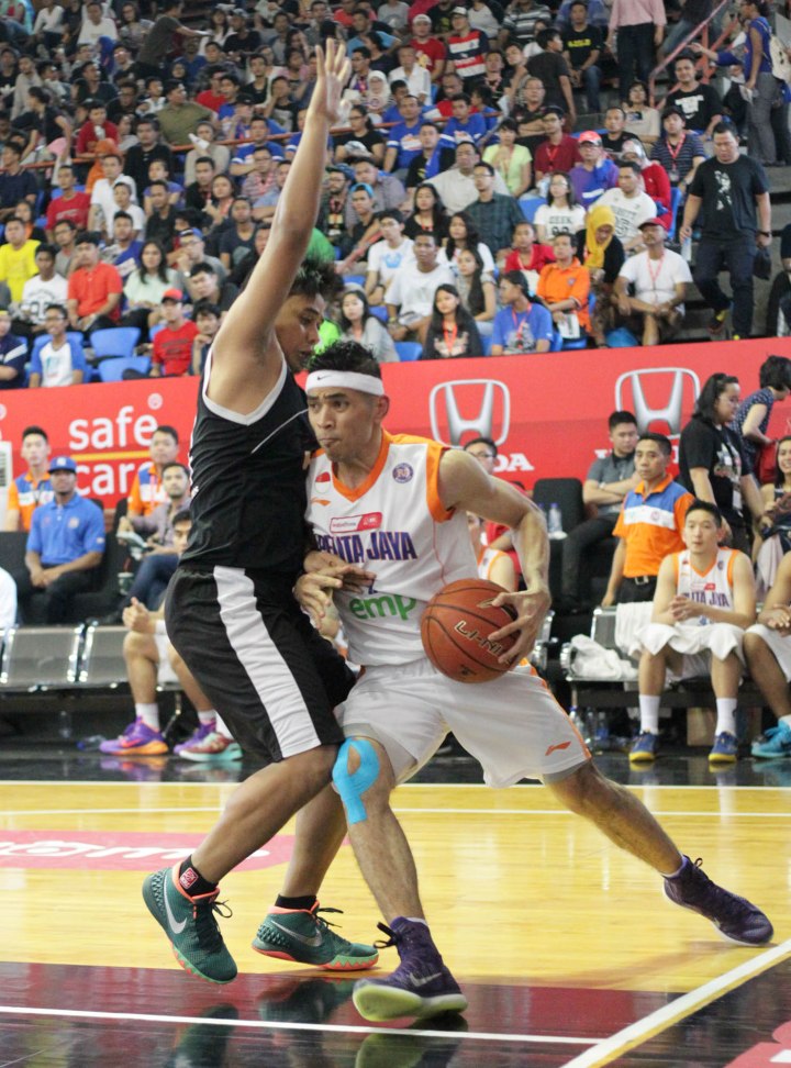 hooting guard Pelita Jaya Energi Mega Persada Jakarta Dimas Aryo Dewanto (kanan) dihadang Tri Wilopo dari Hangtuah Sumsel IM dalam lanjutan IndiHome NBL Indonesia Championship Series 2015 di Hall Basket Senayan, Jakarta, Sabtu (2/5).