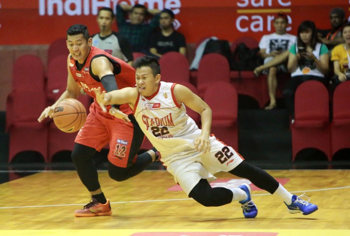 Shooting guard Stadium Jakarta Raymond Shariputra (kanan) berebut bola dengan Fandi Andika Ramadhani dari M88 Aspac Jakarta dalam IndiHome NBL Championship Series 2015 di Hall Basket Senayan, Jakarta, Selasa (05/05).
