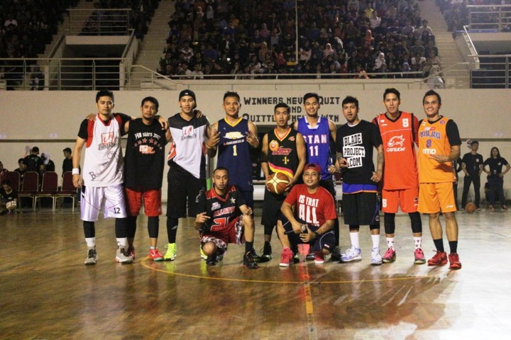 "Nightmare" (berdiri-kiri) saat bersama para streetballers profesional dan pemain NBL Indonesia 