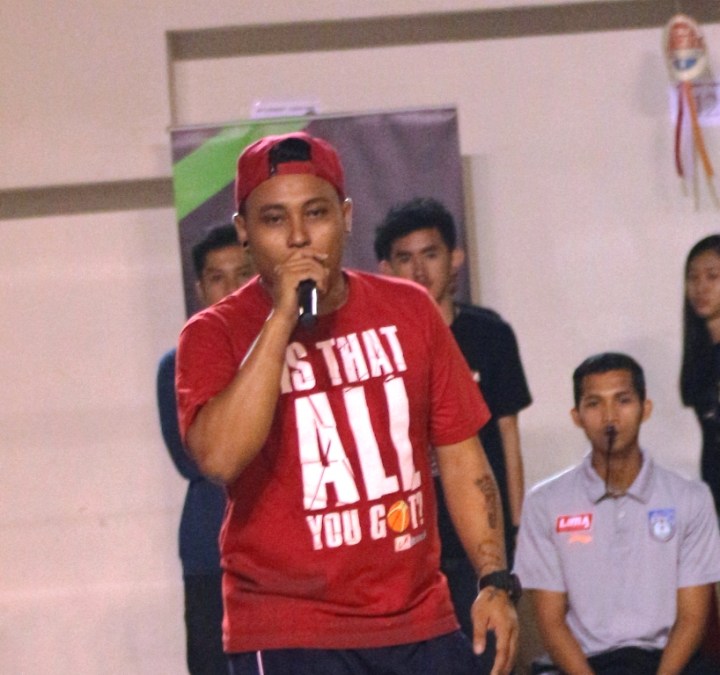 Dave "MC Kondang" membuat pertandingan semakin keren lewat aksi dan teriakannya