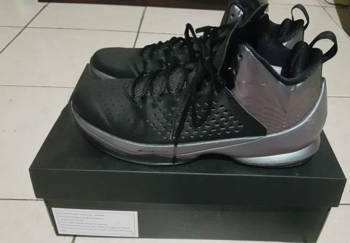Air Jordan Melo M11 tampak samping