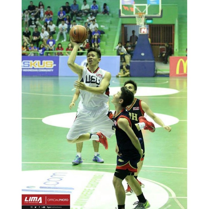 Abraham Damar Grahita saat memperkuat Universital Esa Unggul di LIMA