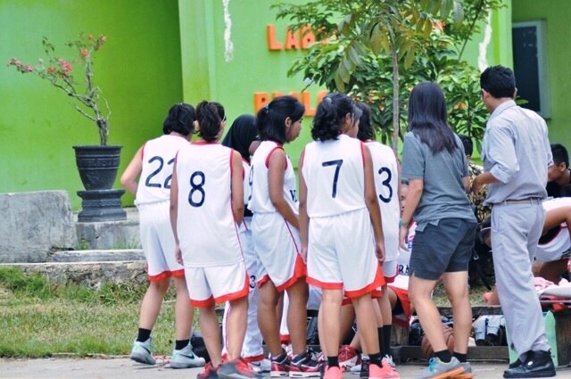 Geralda bersama team basket sekolahnya SMA VIDATRA Bontang, Kalimantan Timur 