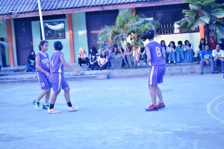 Geralda saat bermain bersama team basket sekolahnya SMA VIDATRA Bontang, Kalimantan Timur 