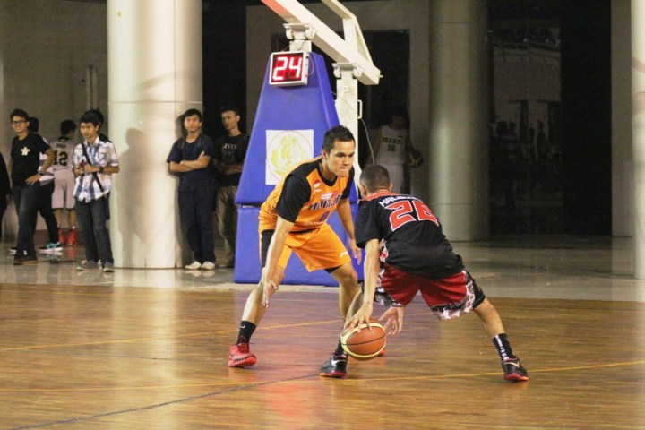 Aksi Rico Haleluya one on one dengan Faisal Ahmad