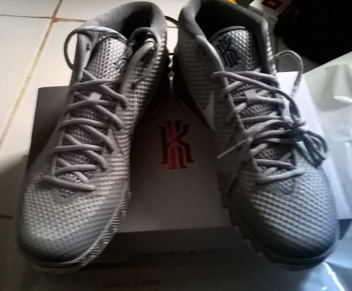 Kyrie 1 wolfgrey tampak atas