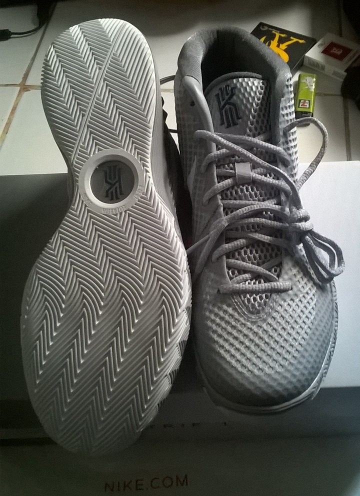Kyrie 1 wolfgrey tampak bawah