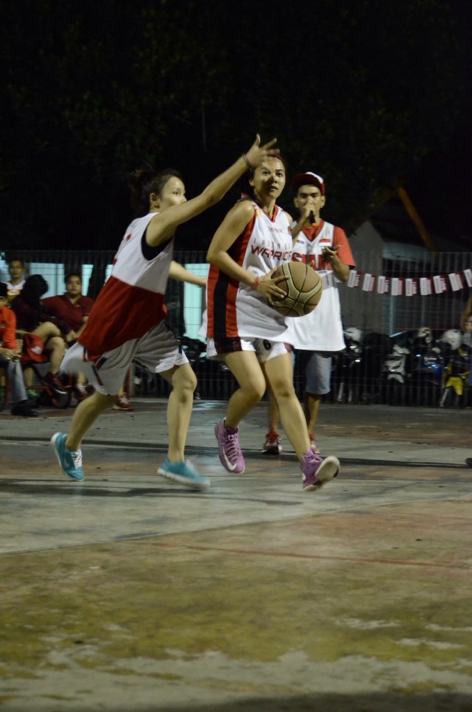 Aksi Ibeth Idol (Kiri) saat dilapangan Basket