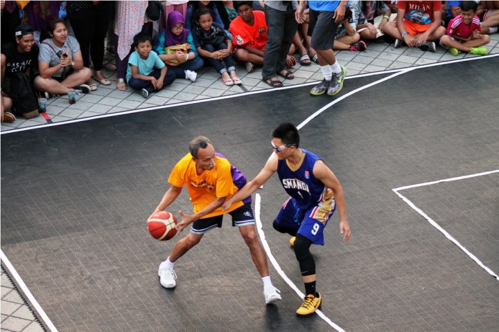 Aksi Bambang Hermansyah di lapangan, masih lincah dan bersemangat saat bermain basket.
