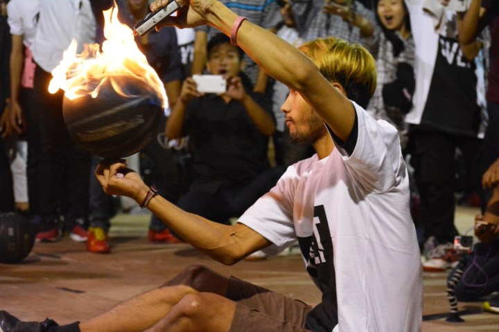 Aksi Dori dari Kindom Freestyle Basket Jogjakarta memukau penonton di IOXC 2015 Bandung