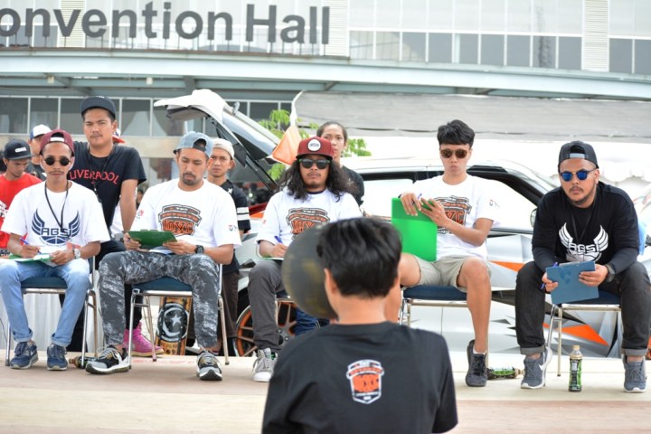 Salah satu peserta beraksi didepan para Juri TGIF Championship di IOXC 2015