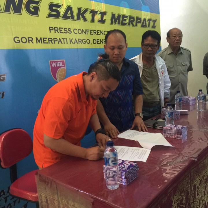 Hasan Gozali menandatangi MOU disaksikan oleh perwakilan PB Merpati Deddy Setiawan ,Ketua Koni Bali dan Ketua Pengprov Perbasi Bali