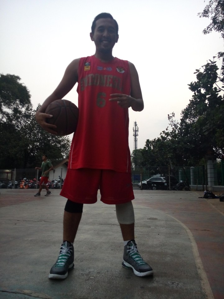 UA Curry One Golf dipadukan dengan Jersey Merah