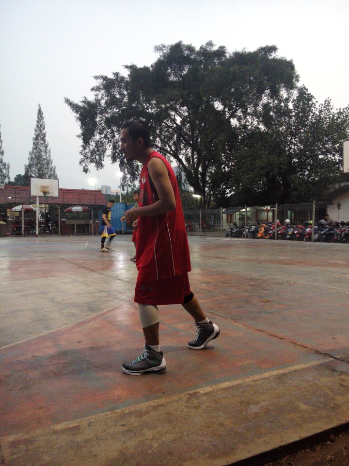 Pemanasan menggunakan UA Curry One Golf