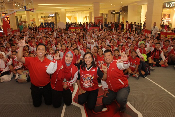General Manager DBL Indonesia Dony Rahardian (kiri-kanan), General Manager Youth and Community area Jakarta dan Jawa Barat Yunita Primastuti,  Senior Manager Sponsorship and Business Development Lucia Cicilia dan Wahyu T. Santoso berfoto bersama saat pembukaan Loop 3x3 Competition National Championship di Gandaria City, Jakarta, Kamis (8/10/2015).