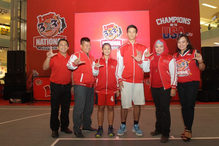 BERSAMA: General Manager DBL Indonesia Dony Rahardian (kiri), General Manager Youth and Community area Jakarta dan Jawa Barat Yunita Primastuti (kedua kanan),  Sponsorship and Business Development Senior Manager DBL Indonesia Lucia Cicilia (kanan),  Wahyu T. Santoso manager Youth and communitu Area Jabodetabek Telkomsel (kedua kiri) bersama perwakilan peserta berfoto bersama saat pembukaan Loop 3X3 Competition National Championship di Gandaria City, Jakarta, Kamis (8/10/2015).