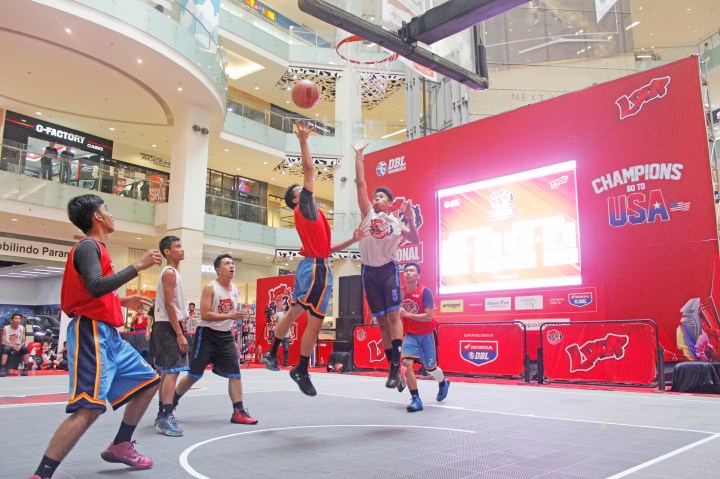 BERSAING: Tim basket 3X3 SMAN 2 Pekanbaru berhasil jadi salah satu tim lolos ke fase playoff Loop 3X3 Competition National Championship pada laga yang digelar di Gandaria City Jakarta.