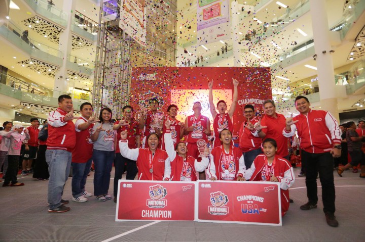 TERBAIK: Direktur PT. DBL Indonesia Masany Audri (kiri ketiga) didampingi General Manager PT. DBL Indonesia Donny Rahardian (Kiri kedua), Vice President Corporate and Community PT. Telkomsel Pusat Primadi K. Putra (kanan keempat), General Manager Community Planning dan Solution PT. Telkomsel Reyhan (kanan ketiga), Manager Youth and Community Central Jabodetabek PT. Telkomsel Wahyu T. Santoso (kiri), Marketing Communication PT. Telkomsel Indra F Punta (kanan), dan Manager Sales and Commercial Planning  PT. Telkomsel Dandy D. Tarigan (kanan kedua) berfoto bersama dengan juara 1 loop 3x3 competition putra dari SMAN 71 Jakarta, dan juara 1 putri dari SMA Diponogoro Blitar di Gandaria City, Jakarta setelah final Loop 3X3 Competition National Championship.