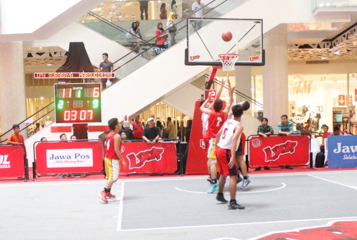 TETAP SERU: Suasana pertandingan Sweet Sixteen antara tim putra SMA IPH Surabaya melawan SMA Marsudirini Bogor di Gandaria City Mall Jakarta pada lanjutan Loop 3X3 Competition Naitonal Championship.