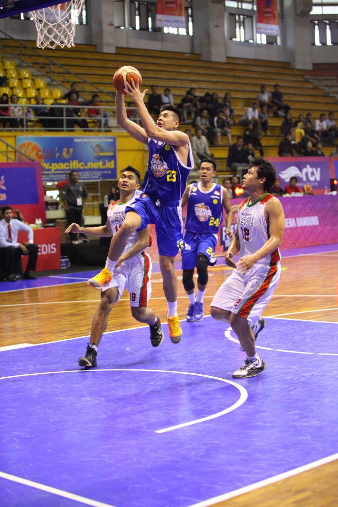 Pemain Satria Muda Avan Seputra Melakukan lay up-1