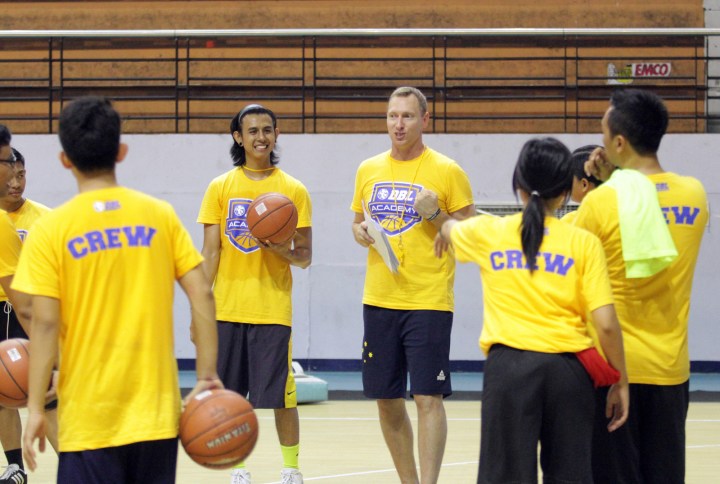 suasana pelatihan tim pelatih DBL academy di DBL arena surabaya bersama mick downer. (15/12)