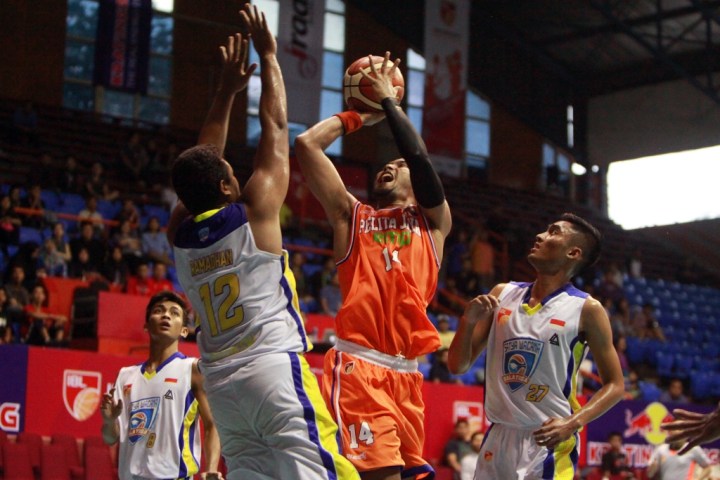 Adhi Pratama Center PJE under basket dibayangi pemain Satya Wacana Salatiga- Dokumentasi IBL