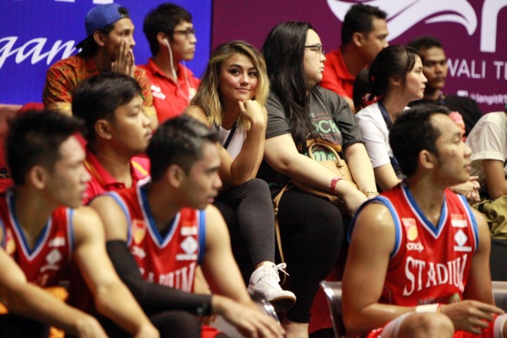 Agnes Monica saat menonton IBL untuk mendukung Stadium - Dokumentasi IBL