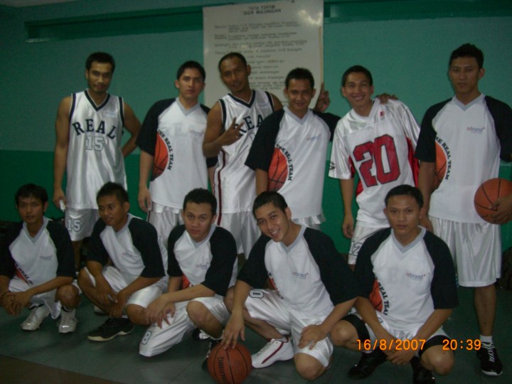 Aldrin Siagian (no 20) bersama teman-teman bermain basketnya