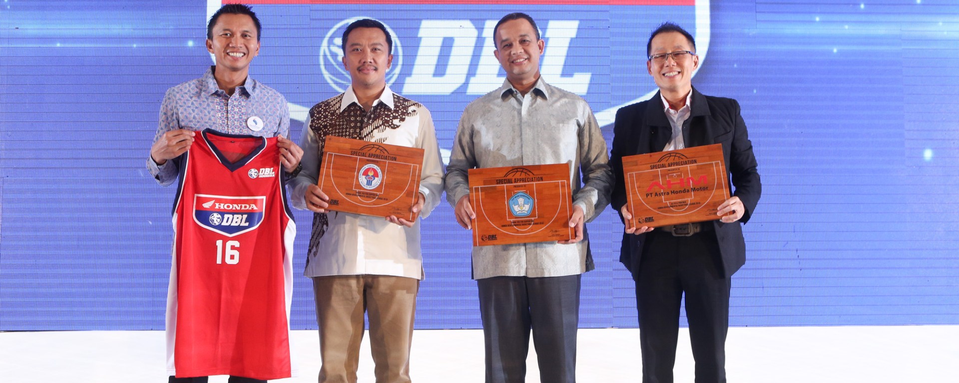 Dari kiri, Azrul Ananda, Menteri Pemuda dan Olah Raga Imam Nahrawi, Menteri Pendidikan dan Kebudayaan Anies Baswedan, dan Senior Manager Promosi Astra Honda Motor (AHM) Yudhi Gautama saat launching Honda DBL 2016 di ballroom hotel Fairmount, Jakarta (22/01/).