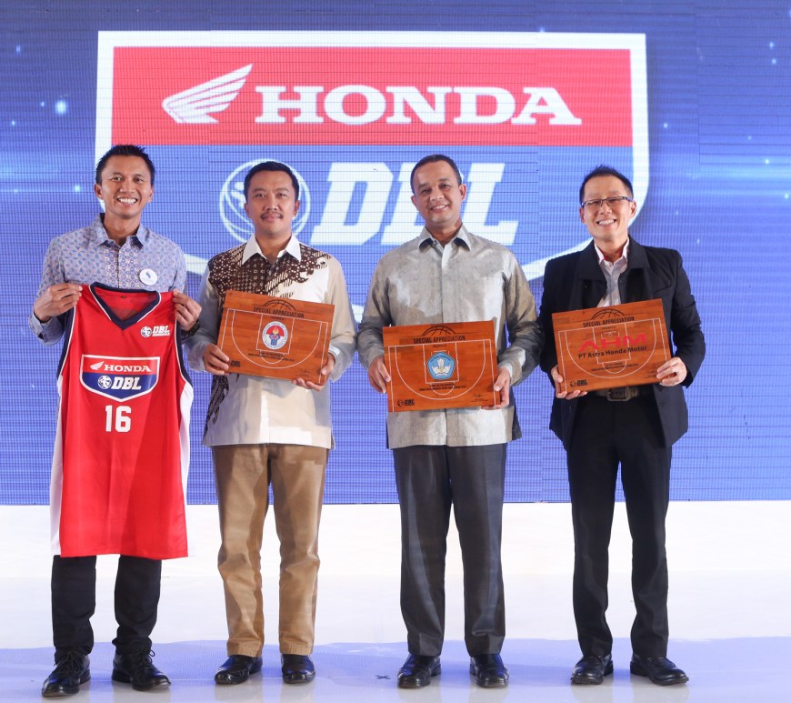 Dari kiri, Azrul Ananda, Menteri Pemuda dan Olah Raga Imam Nahrawi, Menteri Pendidikan dan Kebudayaan Anies Baswedan, dan Senior Manager Promosi Astra Honda Motor (AHM) Yudhi Gautama saat launching Honda DBL 2016 di ballroom hotel Fairmount, Jakarta (22/01/).