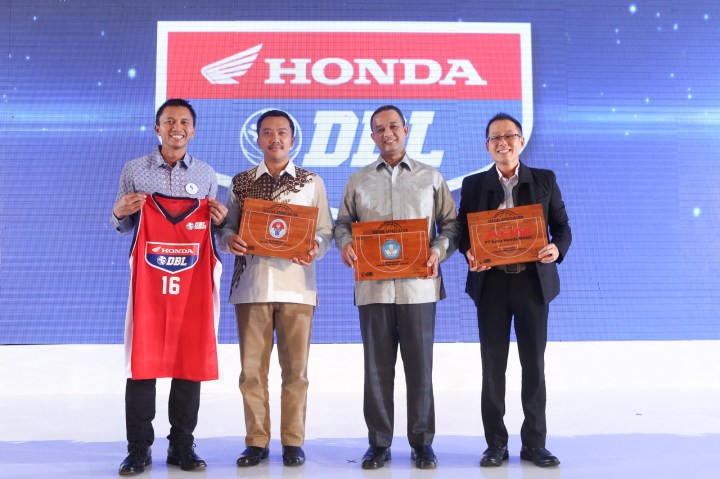 Dari kiri, Azrul Ananda, Menteri Pemuda dan Olah Raga Imam Nahrawi, Menteri Pendidikan dan Kebudayaan Anies Baswedan, dan  Senior Manager Promosi Astra Honda Motor (AHM) Yudhi Gautama saat launching Honda DBL 2016 di ballroom hotel Fairmount, Jakarta (22/01/).
