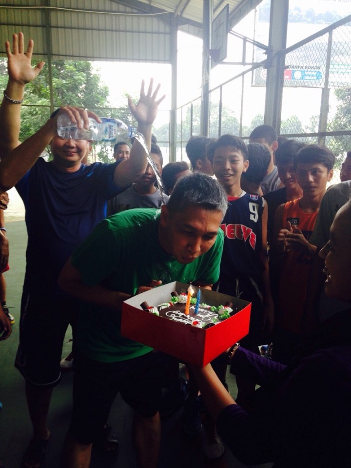 Aldrin Siagian saat merayakan ultah di lapangan basket