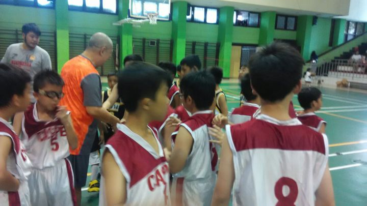 Bibit bibit muda KU12 sedang disalamin oleh Ketua Perbasi Danny Kosasih