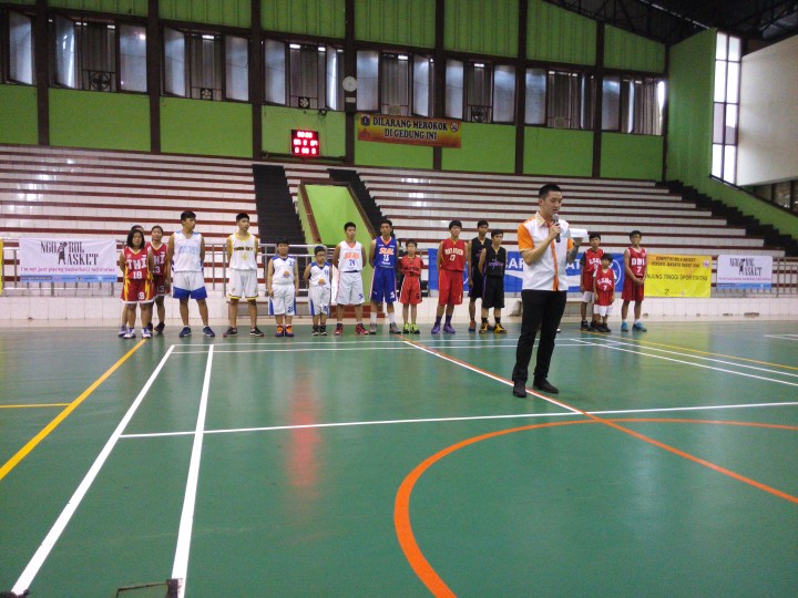 Robert Santo selaku ketua Perbasi Jakarta Barat sedang memberikan kata sambutan dalam pembukaan kompetisi Bola Basket Jakarta Barat 2016