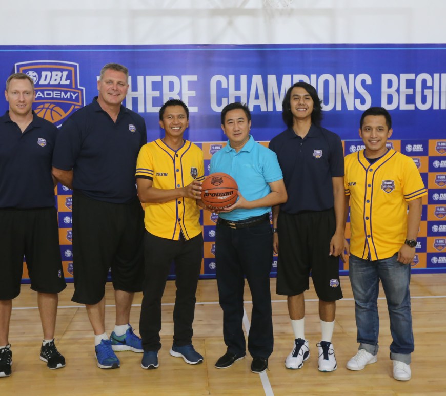 Dari kiri, Technical Director DBL Academy Mick Downer, CEO World Basketball Academy Andrew Vlahov, Direktur Utama DBL Indonesia Azrul Ananda, Direktur PT. Inkor Bola Pacific Thomas More Suharto, Head Coach DBL Academy Dimaz Muharri, dan General Manager DBL Indonesia Donny Rahardian saat peluncuran DBL Academy, Senin (25/1)