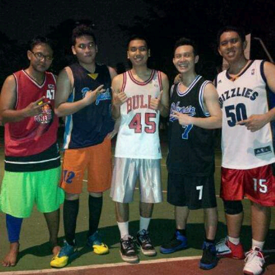 Reza (paling kiri) bersama komunitas Monday Stweetball
