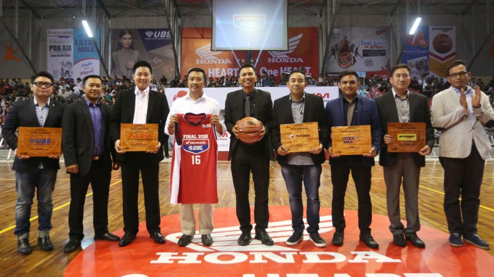 Dari kiri: Creative Director PT Untung Bersama Sejahtera Erwin Suganda, Promotion Manager PT Daya Adicipta Motor Demmy Firmansyah, Senior Manager PT Astra Honda Motor Andy Wijaya, Menteri Pemuda dan Olahraga Imam Nahrawi, Direktur Utama PT DBL Indonesia Azrul Ananda, Branch Manager PT Telekomunikasi Selular Bandung Saki Bramono, Brand Executive PT Ultrajaya Milk Industry and Trading Co. Kiky Rizki Kurniawan, Direktur PT Inkor Bola Pacific Thomas Suharto More, CEO Jawa Pos Group Jabar dan Banten Yanto S. Utomo saat opening ceremony Honda DBL West Java Series 2016 - East Region di GOR Pajajaran Bandung, Jumat (12/2)