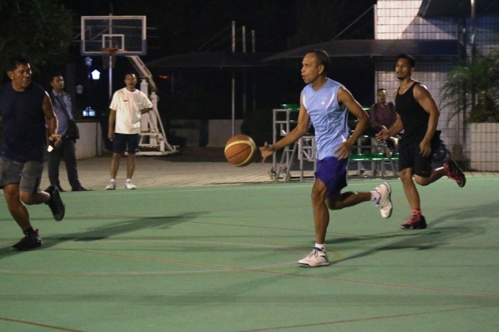 Bapak Bambang Hermansyah yang masih lincah dalam menggocek bola