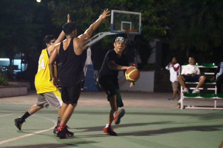 Aksi Bung Ary Sudarsono yang masih lincah dengan trik-trik basket yang mumpuni