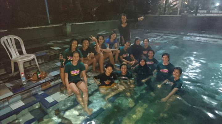 Di sela-sela rutinitas jadwal latian, Team Fever menyempatkan diri untuk menikmati pemandangan alam Tebing Keraton dan berendam di air hangat Ciater Lembang 