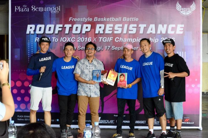 Para juri saat memberikan sumbangan buku bacaan kepada Fajar Surya Budiman, Founder Komunitas @untukpapua