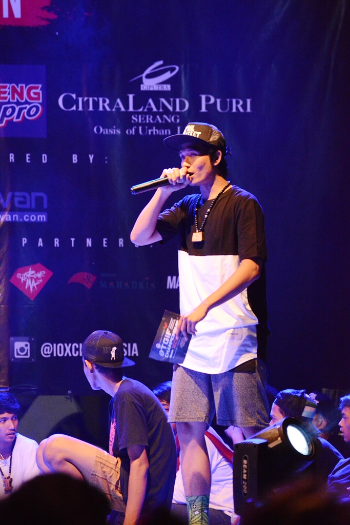 MC Abram saat diatas panggung IOXC 2016. Kekinian